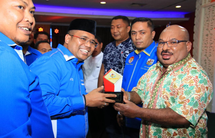 Gubernur Enembe Digelari Tokoh Inspirator Pemuda Indonesia